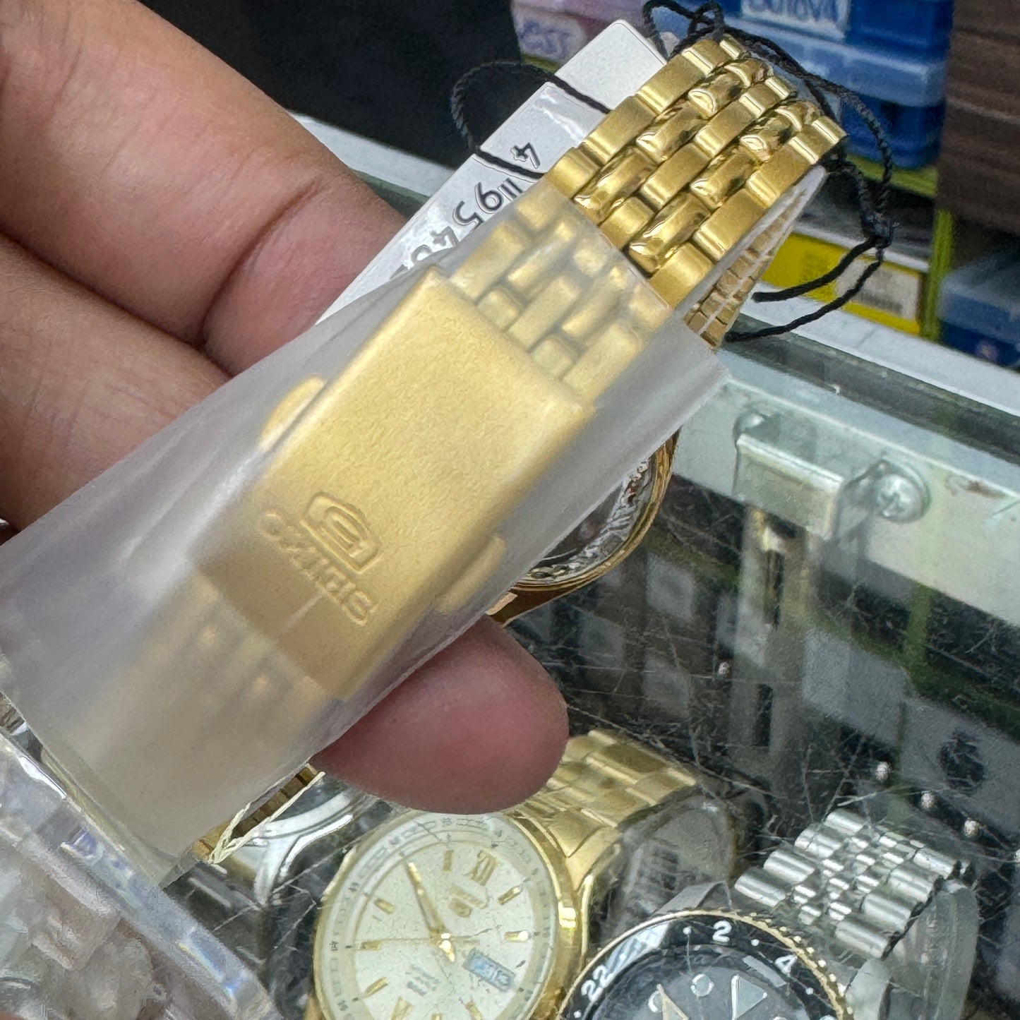 Seiko Adult Ladies or Young Teen Size 25mm Diameter, 7 inches Long, No Battery Needed , Automatic movement , Brand New Item . Stainless Steel Goldtone Color .
