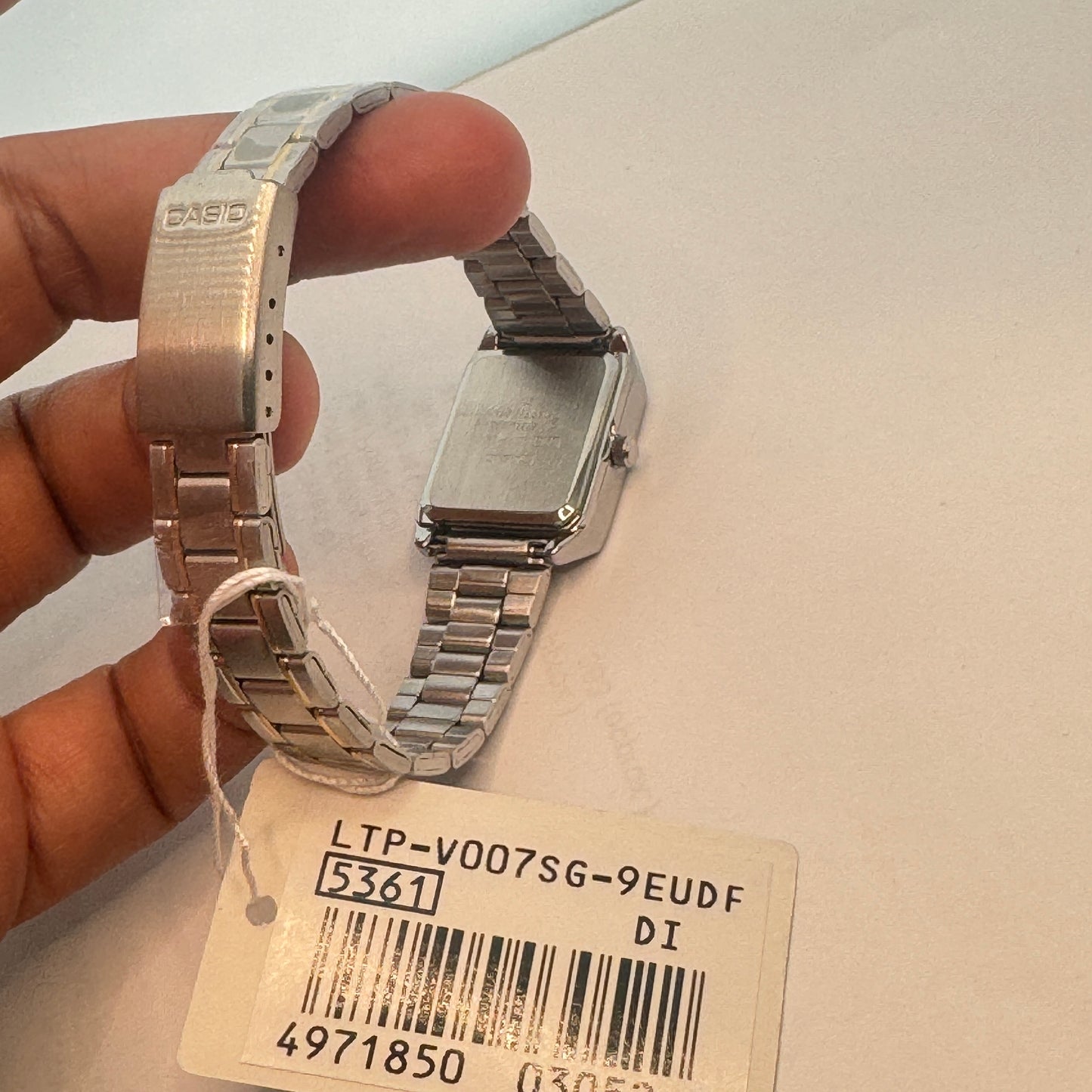 Ladies Casio Watch Adult /Ladies or for Young Teen Bracelet Watch too
extra small size
Fancy Band New Watch
Stainless Steel
New Battery Installed Inside
Band Length is aroud 7 inches Long
30 mm Diameter Extra Small