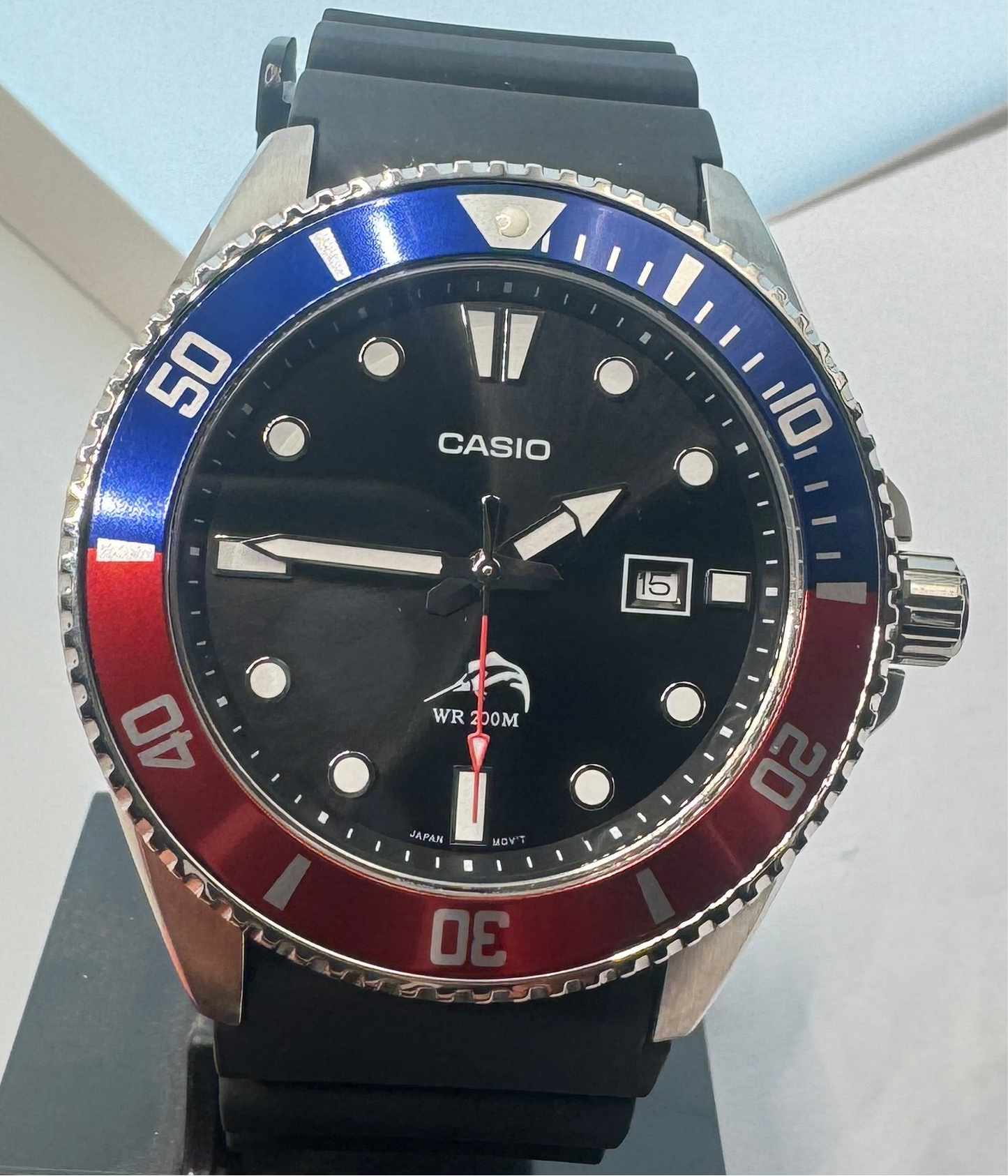 Introducing the Casio Watch for Men, a brand new item that boasts a sleek and stylish design. With a 40mm diameter, this watch is the perfect size for any man's wrist. The rubber band ensures maximum comfort, and it can fit wrists up to 9 inches long.
Wh
