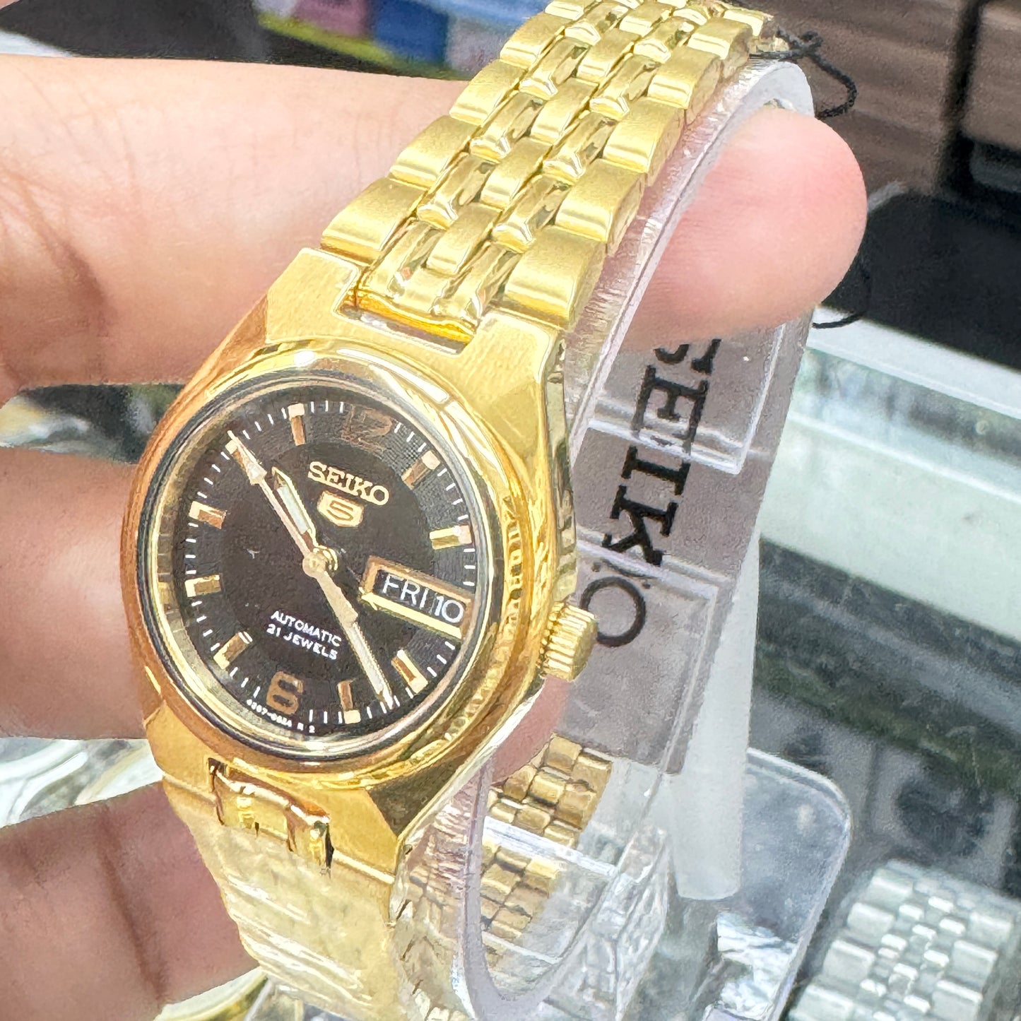 Seiko Adult Ladies or Young Teen Size 25mm Diameter, 7 inches Long, No Battery Needed , Automatic movement , Brand New Item . Stainless Steel Goldtone Color .