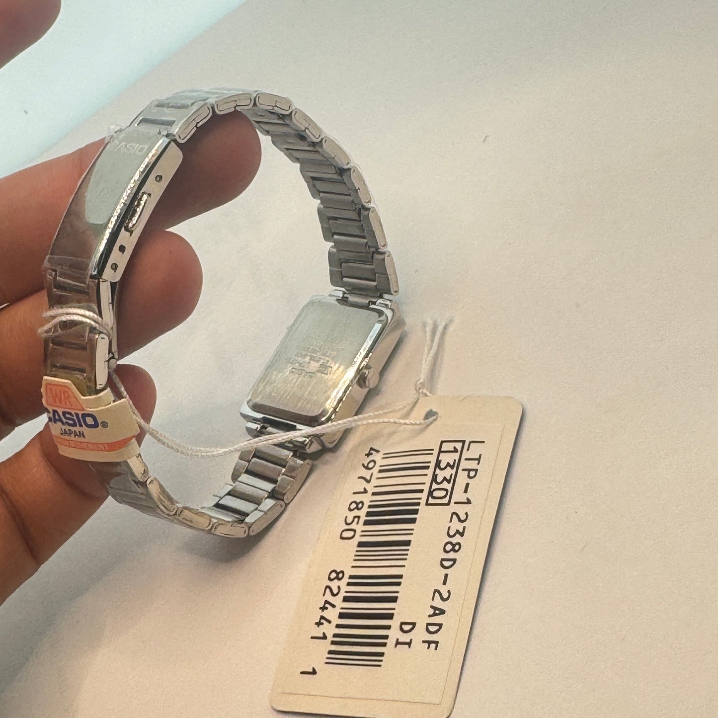 Ladies Casio Watch Adult /Ladies or for Young Teen Bracelet Watch too
extra small size
Fancy Band New Watch
Stainless Steel
New Battery Installed Inside
Band Length is aroud 7 inches Long
30 mm Diameter Extra Small