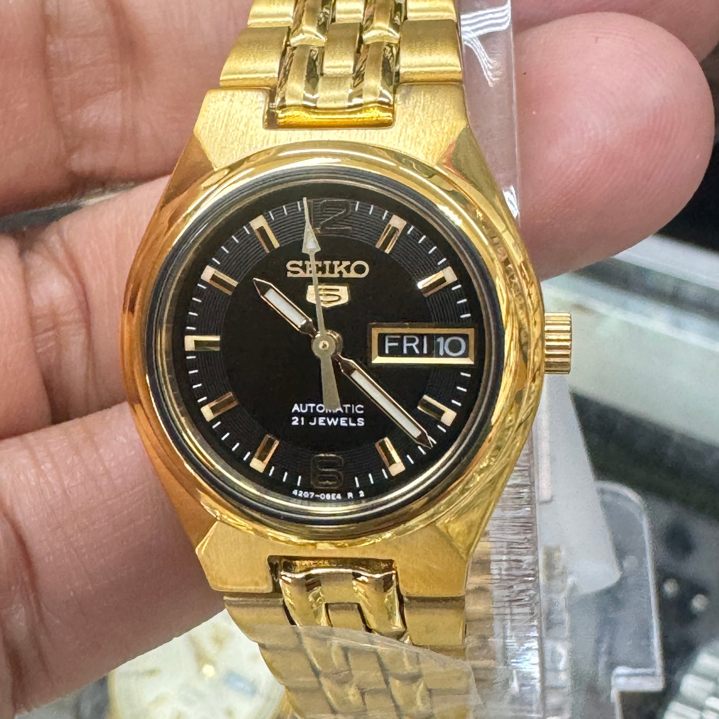 Seiko Adult Ladies or Young Teen Size 25mm Diameter, 7 inches Long, No Battery Needed , Automatic movement , Brand New Item . Stainless Steel Goldtone Color .