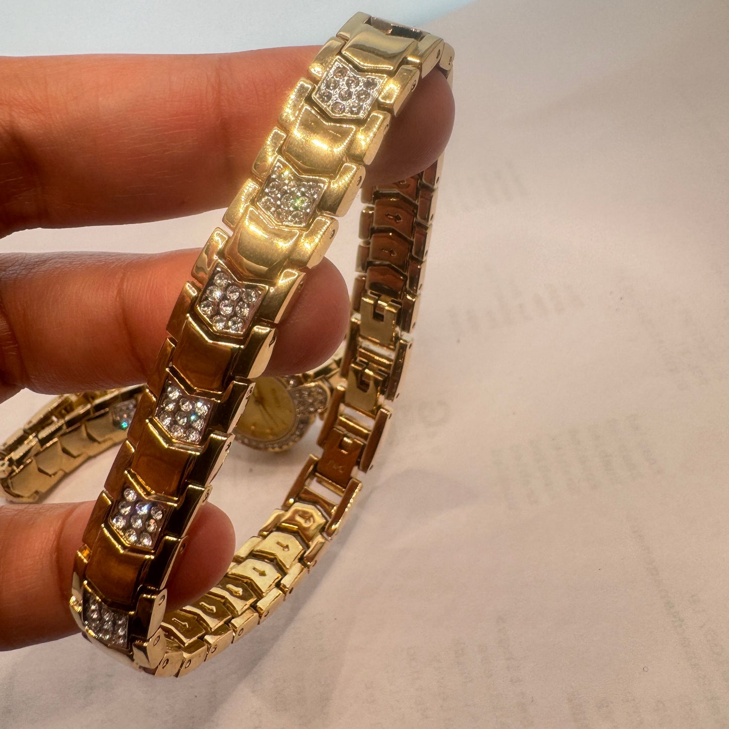 Elgin Watch Adult /Ladies or for Young Teen ,Bracelet with Set Watch too extra small size Fancy Band Goldtone Color New Battery Installed Inside Band Length is aroud 7 inches Long 20 mm Diameter Extra Small