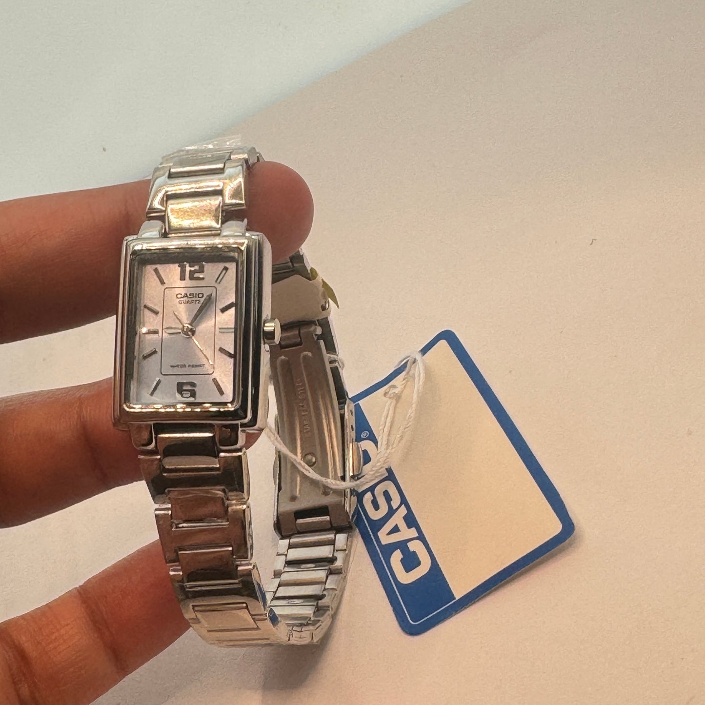 Ladies Casio Watch Adult /Ladies or for Young Teen Bracelet Watch too
extra small size
Fancy Band New Watch
Stainless Steel
New Battery Installed Inside
Band Length is aroud 7 inches Long
30 mm Diameter Extra Small