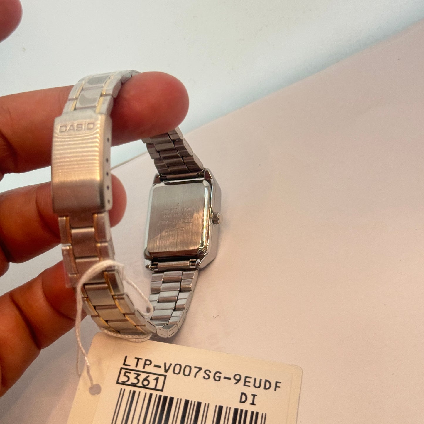 Ladies Casio Watch Adult /Ladies or for Young Teen Bracelet Watch too
extra small size
Fancy Band New Watch
Stainless Steel
New Battery Installed Inside
Band Length is aroud 7 inches Long
30 mm Diameter Extra Small