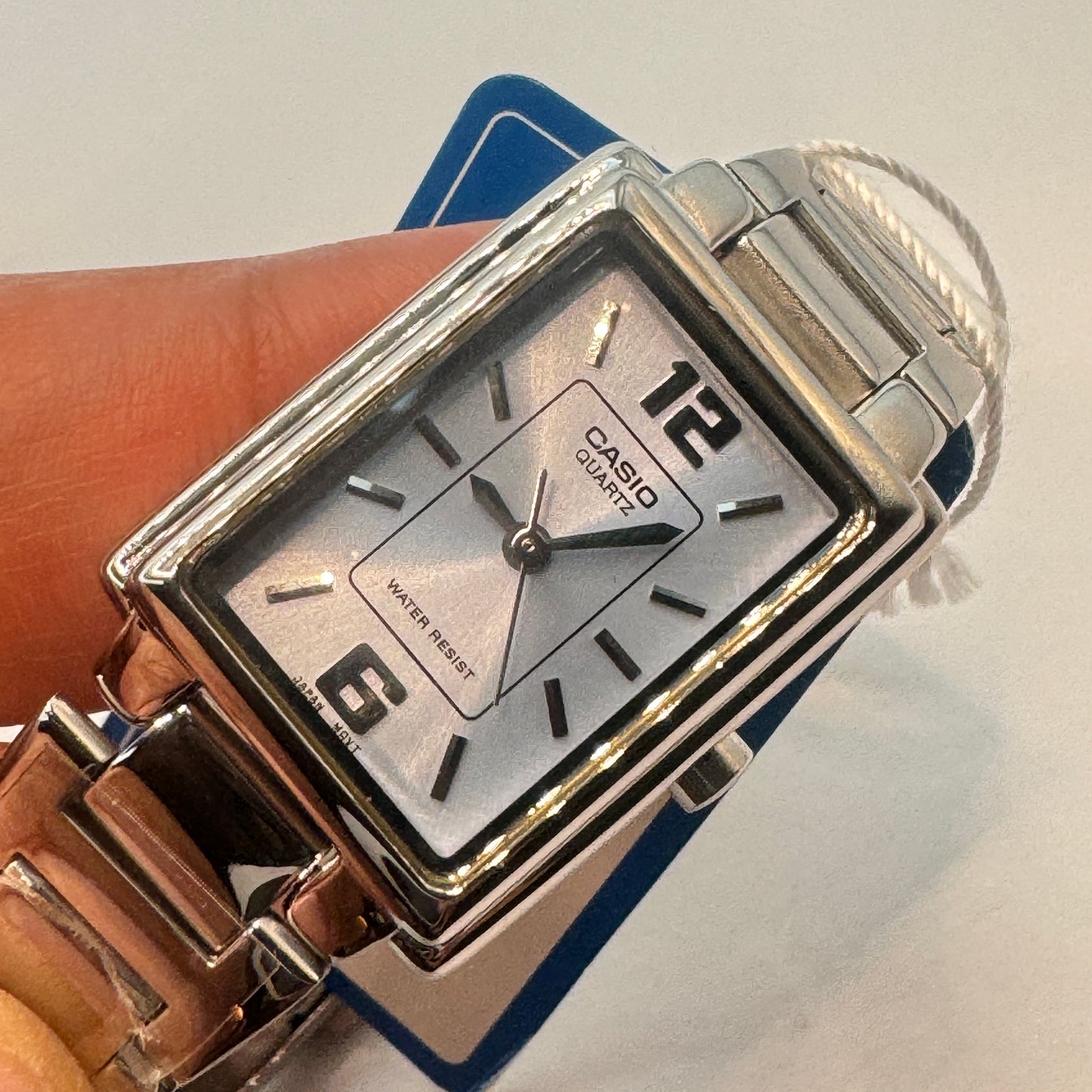 Ladies Casio Watch Adult /Ladies or for Young Teen Bracelet Watch too
extra small size
Fancy Band New Watch
Stainless Steel
New Battery Installed Inside
Band Length is aroud 7 inches Long
30 mm Diameter Extra Small