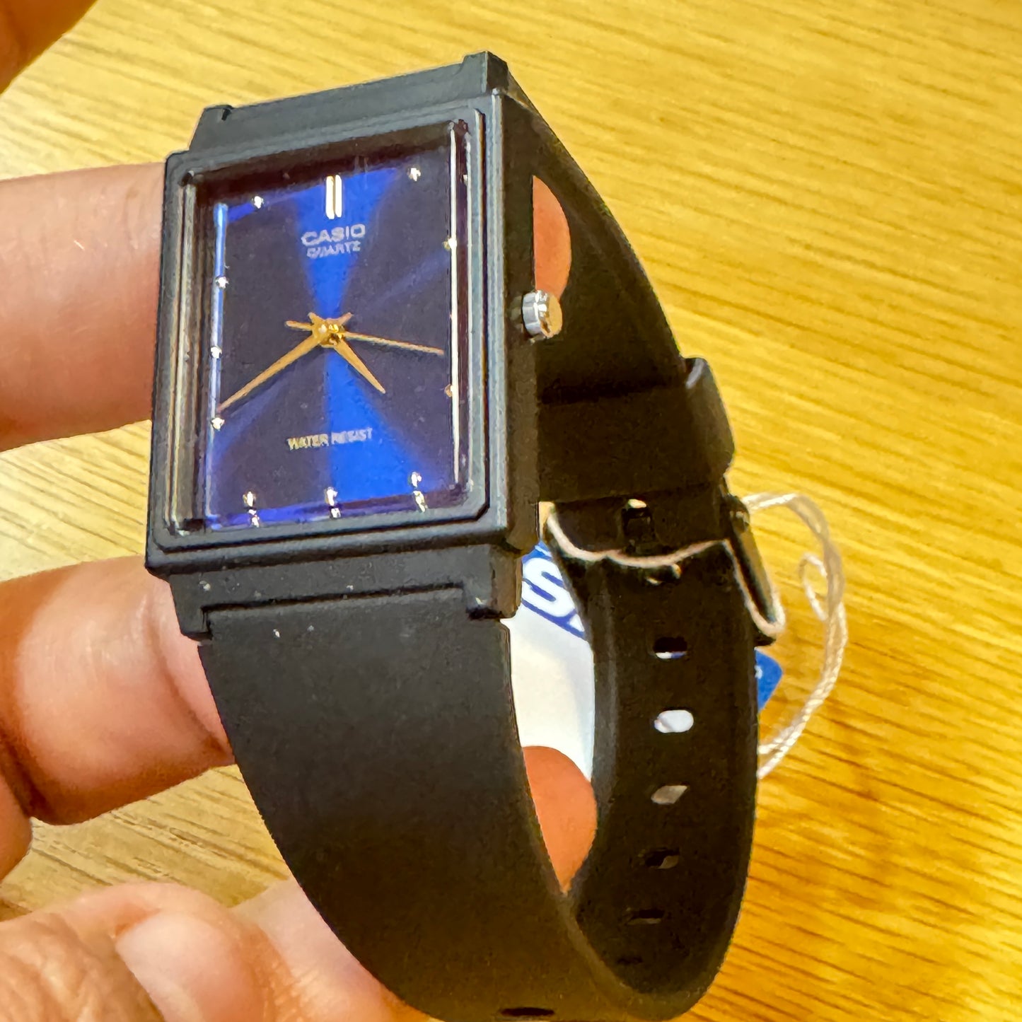 Casio Watch
Unisex Size 34mm Diameter
For Ladies / Men / Teen too
New Item
New Battery Inside
Rubber Band Fits up to 8 inches Long
Lightweight in Your Wrist