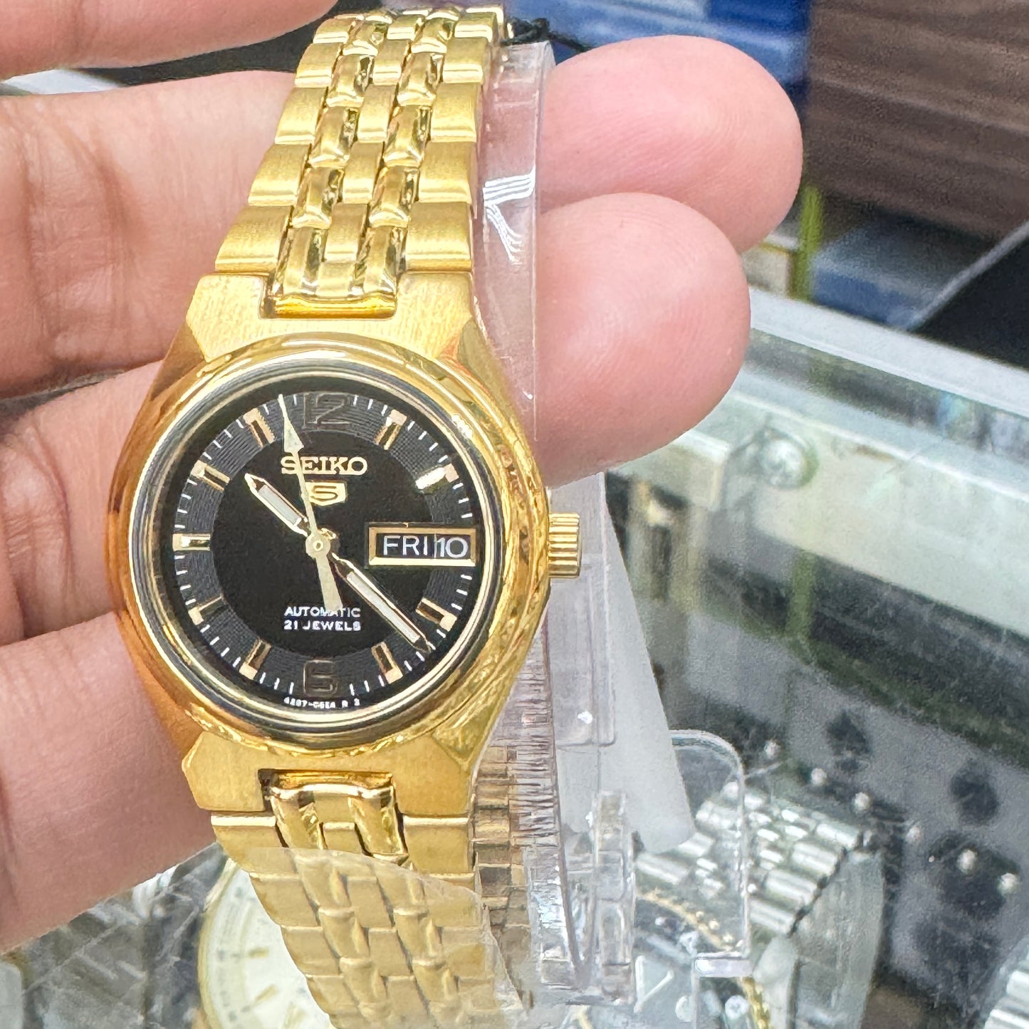 Seiko Adult Ladies or Young Teen Size 25mm Diameter, 7 inches Long, No Battery Needed , Automatic movement , Brand New Item . Stainless Steel Goldtone Color .