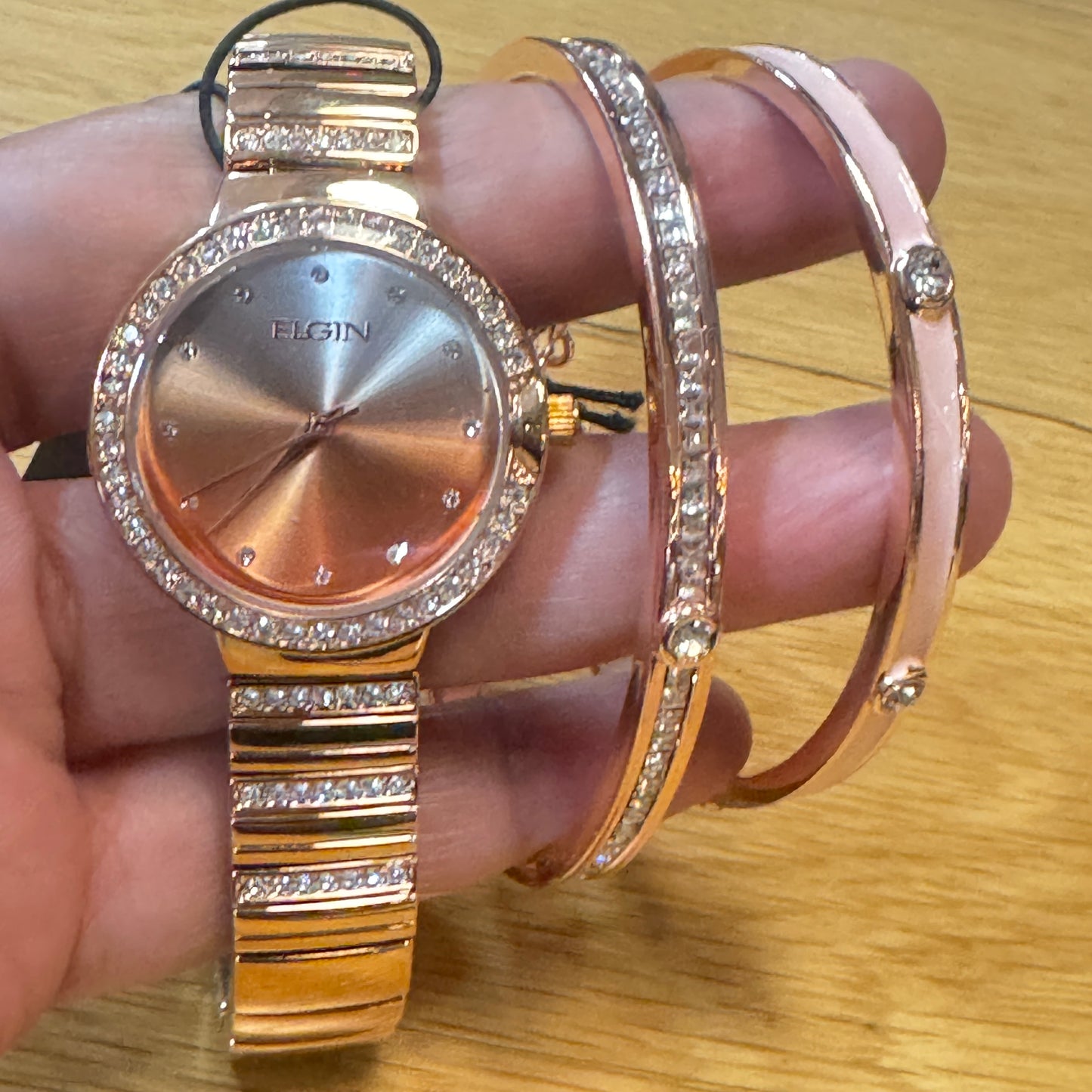 Elgin Watch Adult /Ladies or for Young Teen ,Bracelet with Set Watch too extra small size Fancy Band Goldtone Color New Battery Installed Inside Band Length is aroud 7 inches Long 20 mm Diameter Extra Small
