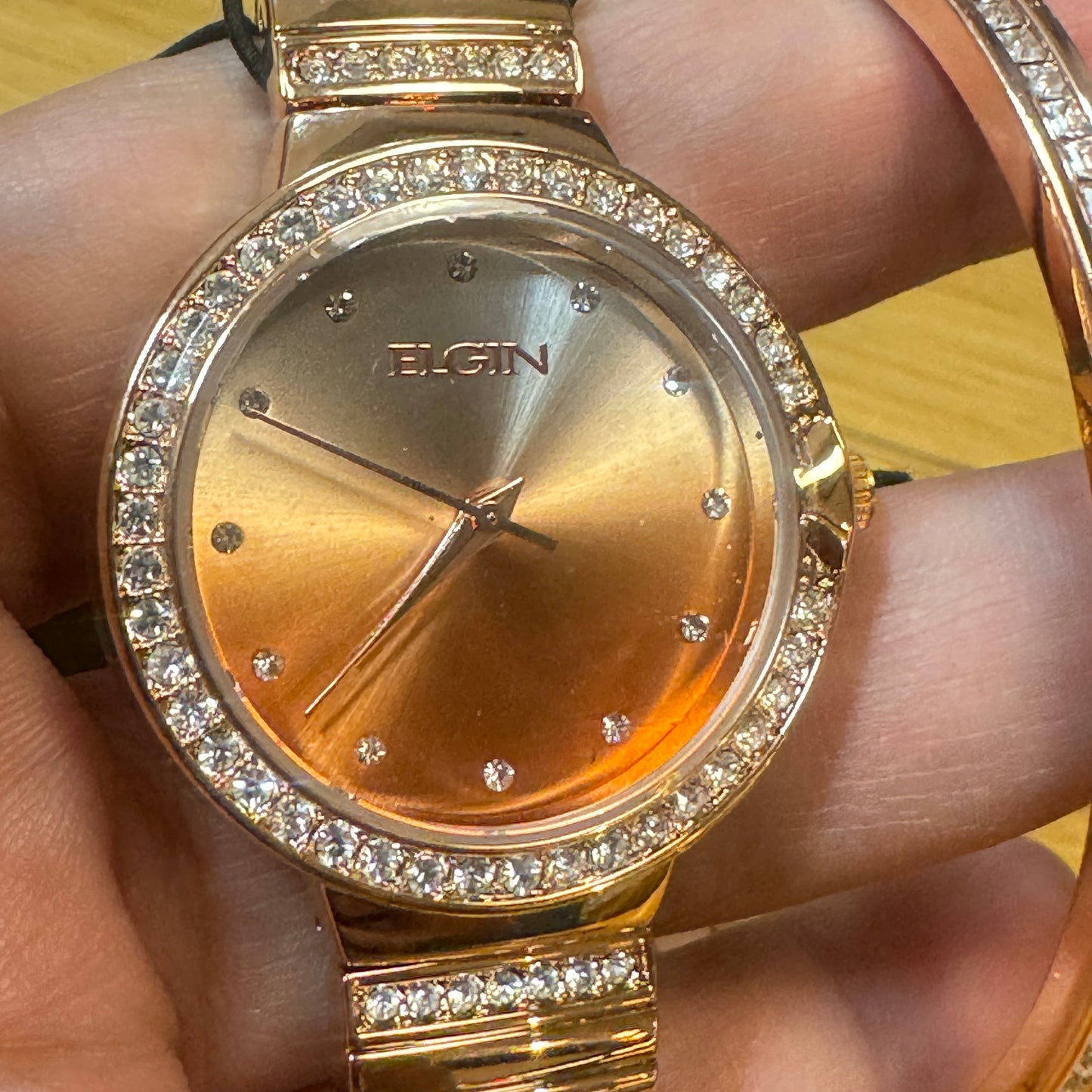 Elgin Watch Adult /Ladies or for Young Teen ,Bracelet with Set Watch too extra small size Fancy Band Goldtone Color New Battery Installed Inside Band Length is aroud 7 inches Long 20 mm Diameter Extra Small
