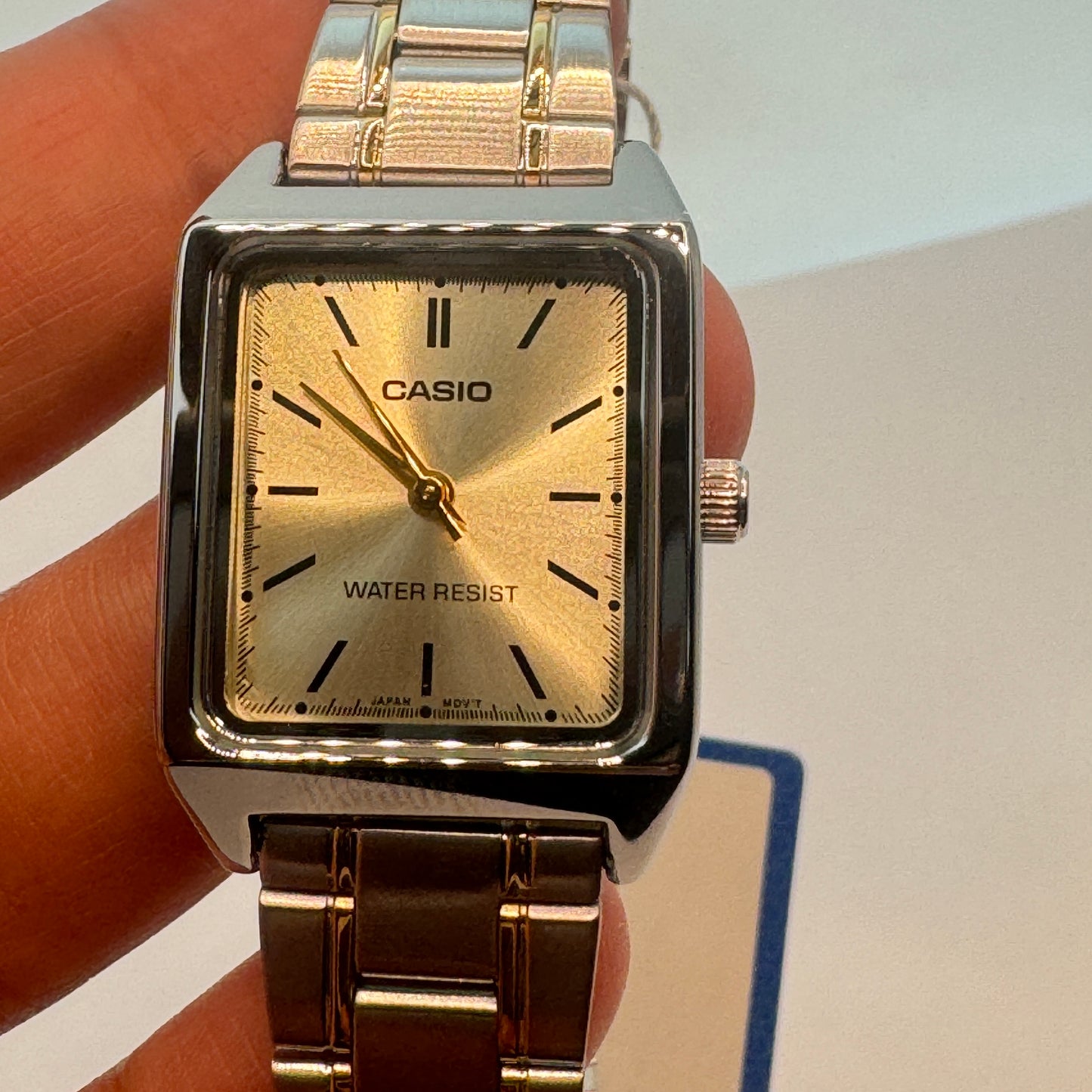Ladies Casio Watch Adult /Ladies or for Young Teen Bracelet Watch too
extra small size
Fancy Band New Watch
Stainless Steel
New Battery Installed Inside
Band Length is aroud 7 inches Long
30 mm Diameter Extra Small