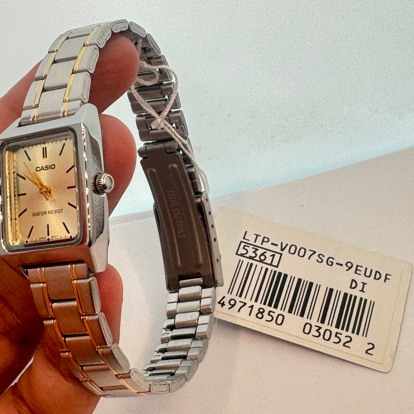 Ladies Casio Watch Adult /Ladies or for Young Teen Bracelet Watch too
extra small size
Fancy Band New Watch
Stainless Steel
New Battery Installed Inside
Band Length is aroud 7 inches Long
30 mm Diameter Extra Small