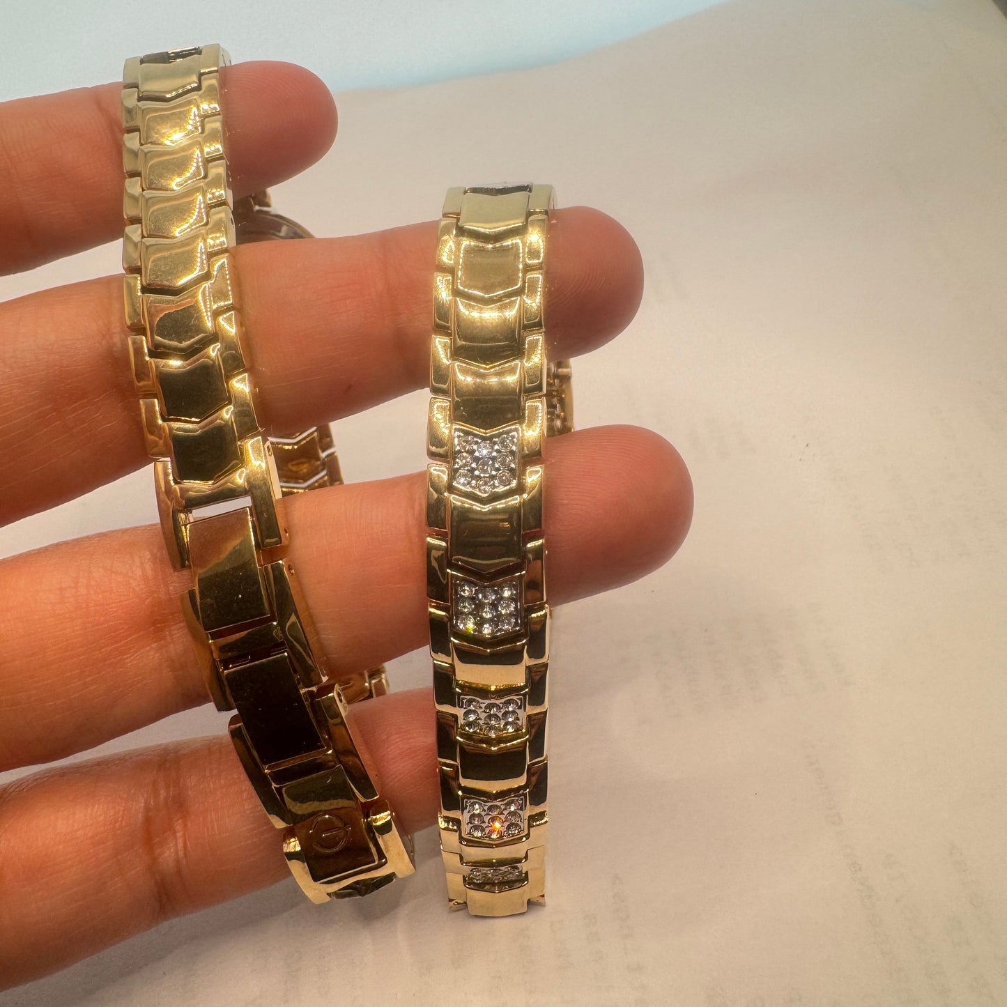 Elgin Watch Adult /Ladies or for Young Teen ,Bracelet with Set Watch too extra small size Fancy Band Goldtone Color New Battery Installed Inside Band Length is aroud 7 inches Long 20 mm Diameter Extra Small