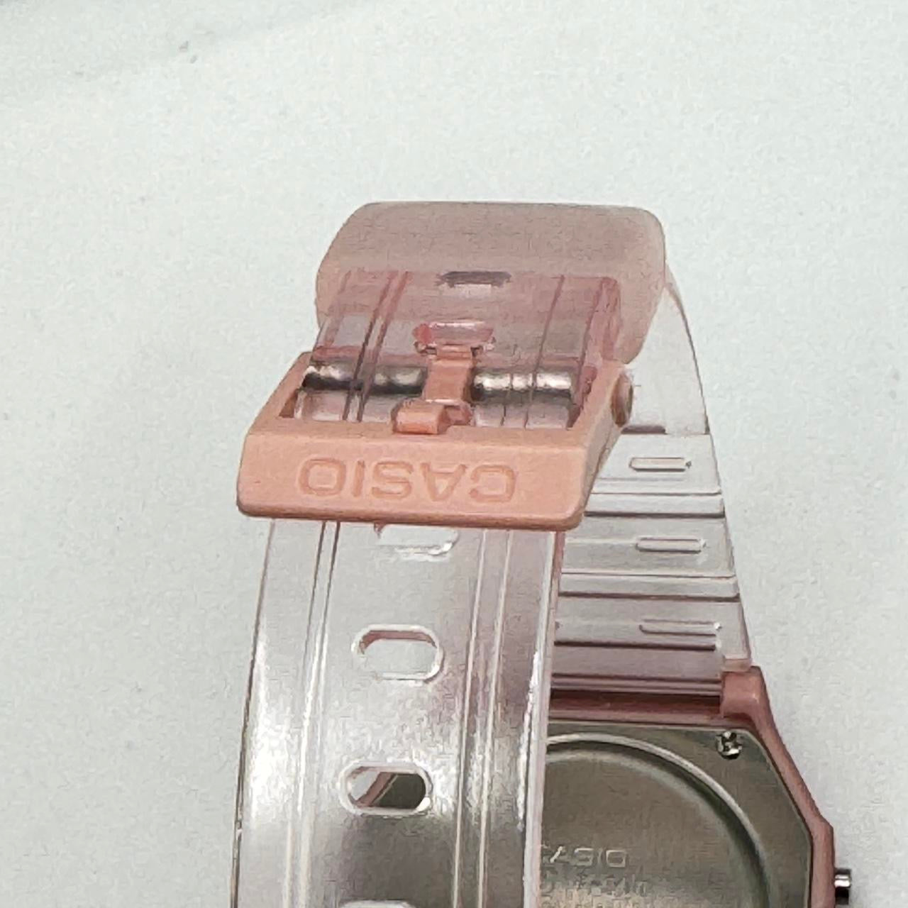 Casio Watch Men/ Women Classic UNISEX Casio Unisex Size 34 mm Diameter
Brand New Item
Alarm / Light
Lightweight in Wrist
Rubber
Light Pink
New Battery
Adjustable Band