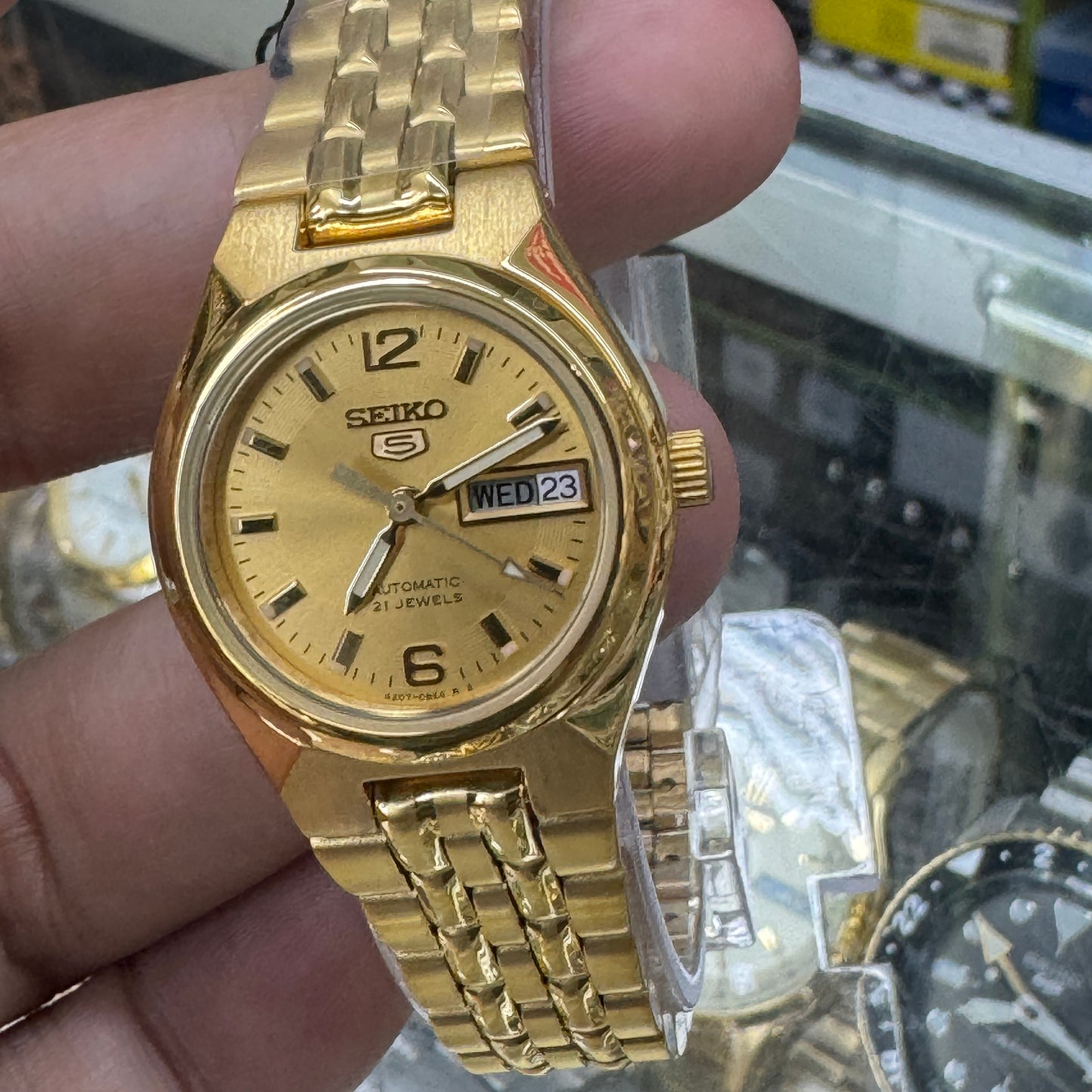 Seiko Adult Ladies or Young Teen Size 25mm Diameter, 7 inches Long, No Battery Needed , Automatic movement , Brand New Item . Stainless Steel Goldtone Color .