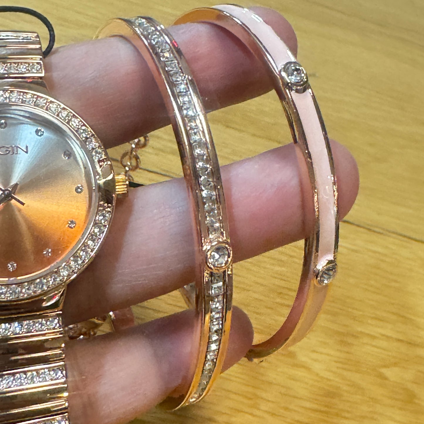 Elgin Watch Adult /Ladies or for Young Teen ,Bracelet with Set Watch too extra small size Fancy Band Goldtone Color New Battery Installed Inside Band Length is aroud 7 inches Long 20 mm Diameter Extra Small