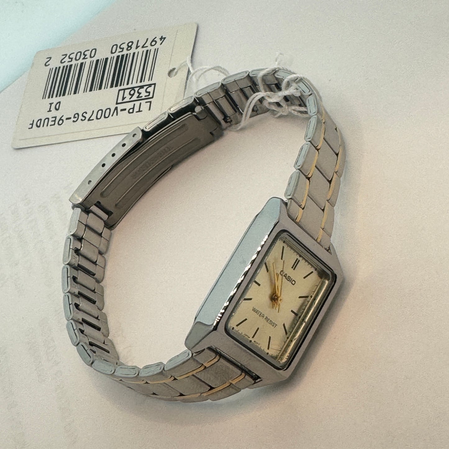 Ladies Casio Watch Adult /Ladies or for Young Teen Bracelet Watch too
extra small size
Fancy Band New Watch
Stainless Steel
New Battery Installed Inside
Band Length is aroud 7 inches Long
30 mm Diameter Extra Small