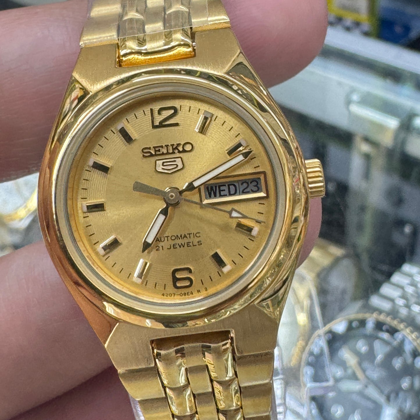 Seiko Adult Ladies or Young Teen Size 25mm Diameter, 7 inches Long, No Battery Needed , Automatic movement , Brand New Item . Stainless Steel Goldtone Color .