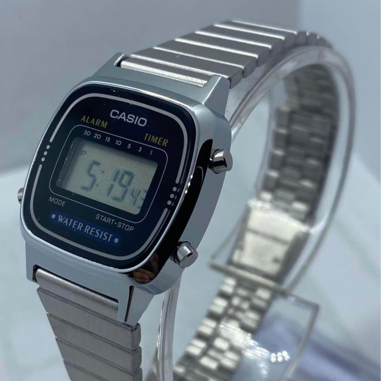 Brand new Casio Watch for Ladies or for Teen Extra small size Size Diameter : 20mm Diameter This is a brand new item Color Gray and Black Water Resistant Wrist fits up to 7 inches LONG 