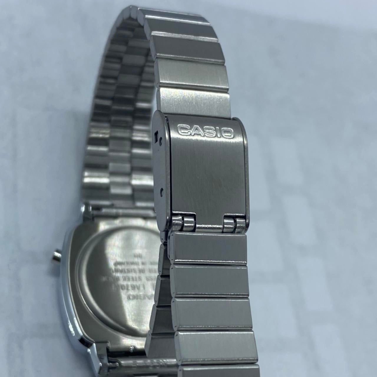 Brand new Casio Watch for Ladies or for Teen Extra small size Size Diameter : 20mm Diameter This is a brand new item Color Gray and Black Water Resistant Wrist fits up to 7 inches LONG 