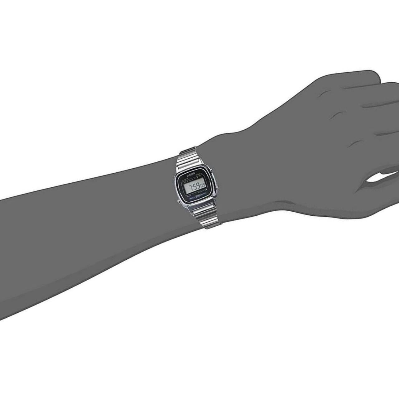 Brand new Casio Watch for Ladies or for Teen Extra small size Size Diameter : 20mm Diameter This is a brand new item Color Gray and Black Water Resistant Wrist fits up to 7 inches LONG 