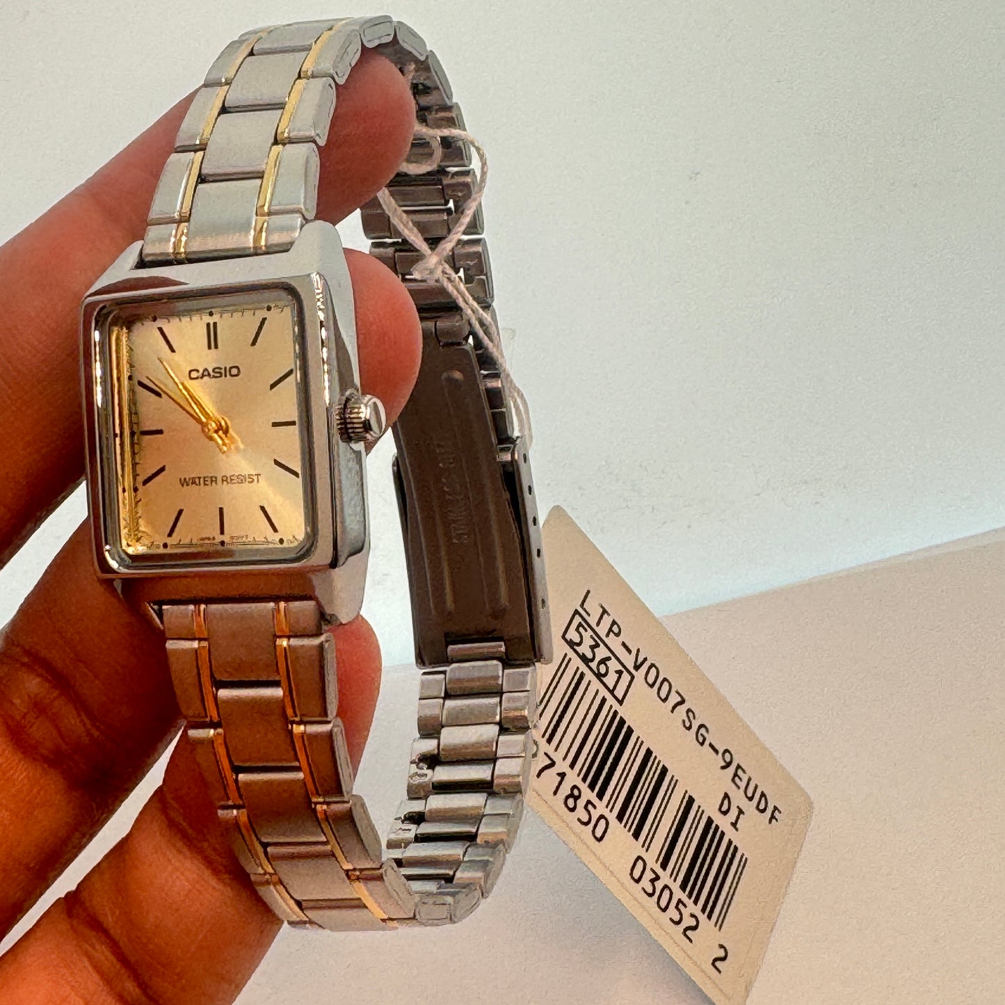 Ladies Casio Watch Adult /Ladies or  for Young Teen Bracelet Watch too 
extra small size 
Fancy  Band New Watch 

Stainless Steel 
New Battery Installed Inside 
Band Length is aroud 7 inches Long

30 mm Diameter Extra Small