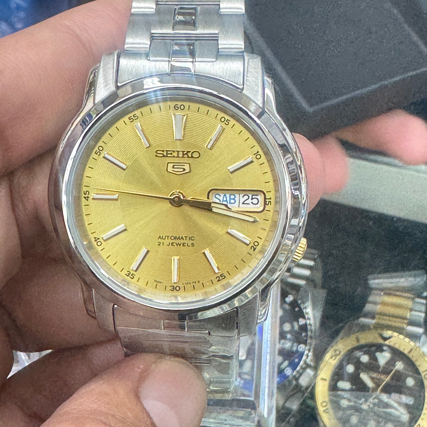 Seiko Automatic Movement for Men Watch 
Goldtone / Yellow and Gray Color 
See through back crystal glass 
 Size : 40mm Diameter Men Wrist Size 
Stainless Steel Material 

Brand New Item with Tag 
Box is color black regular black box 
self-winding,” automa