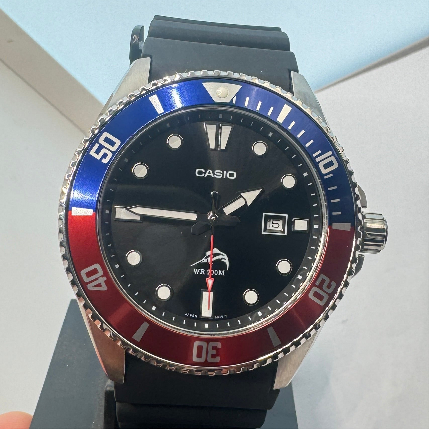 Introducing the Casio Watch for Men, a brand new item that boasts a sleek and stylish design. With a 40mm diameter, this watch is the perfect size for any man's wrist. The rubber band ensures maximum comfort, and it can fit wrists up to 9 inches long.

Wh