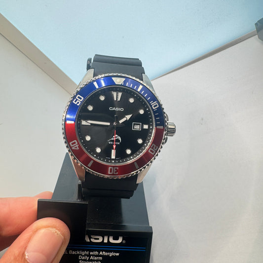 Introducing the Casio Watch for Men, a brand new item that boasts a sleek and stylish design. With a 40mm diameter, this watch is the perfect size for any man's wrist. The rubber band ensures maximum comfort, and it can fit wrists up to 9 inches long.

Wh