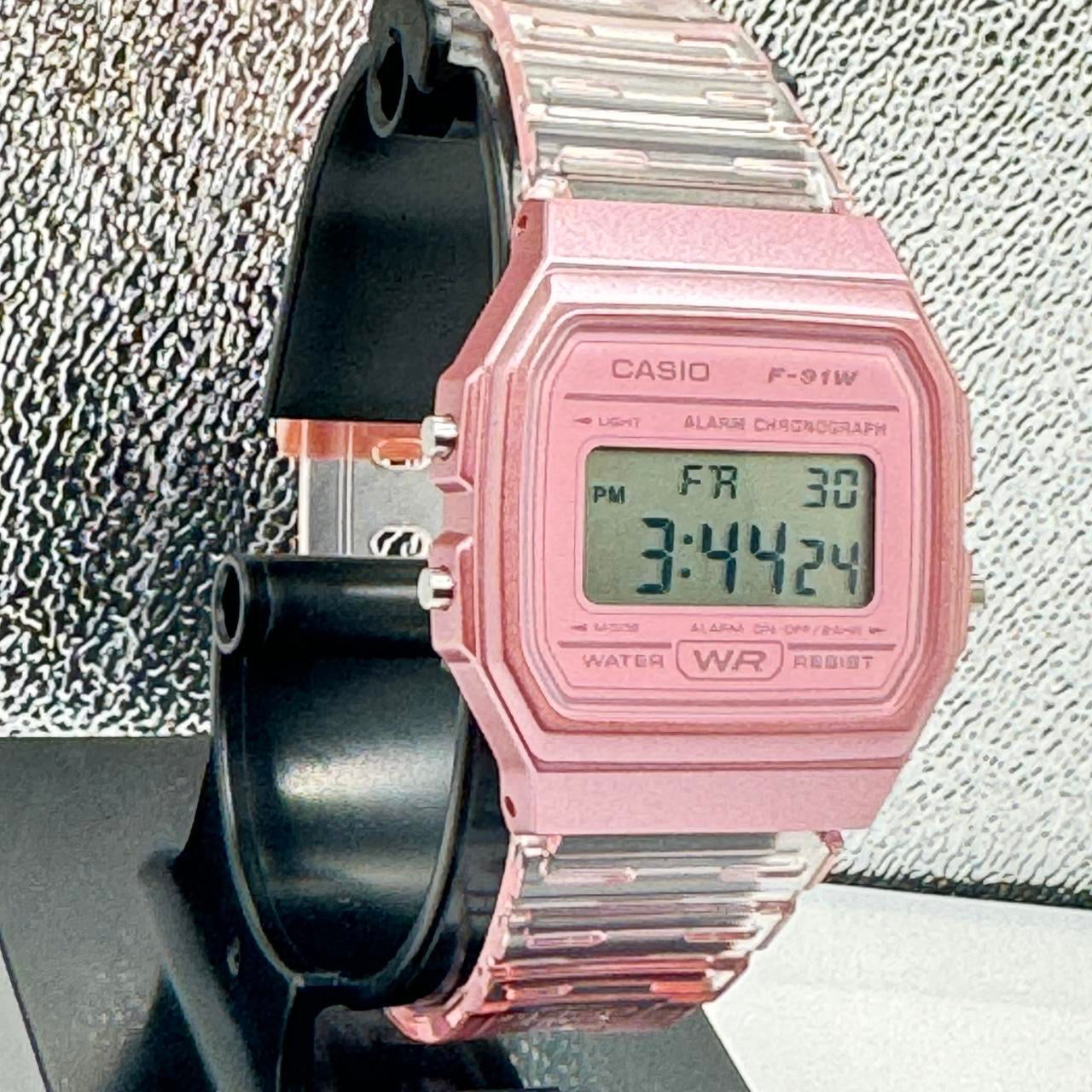 Casio Watch Men/ Women  Classic UNISEX  Casio Unisex Size 34 mm Diameter 
Brand New Item
Alarm / Light 
Lightweight in Wrist 
Rubber 
Light Pink  

New Battery 

Adjustable Band
