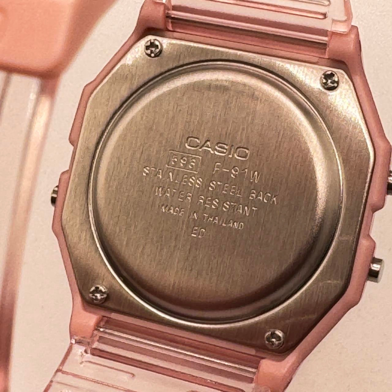 Casio Watch Men/ Women  Classic UNISEX  Casio Unisex Size 34 mm Diameter 
Brand New Item
Alarm / Light 
Lightweight in Wrist 
Rubber 
Light Pink  

New Battery 

Adjustable Band