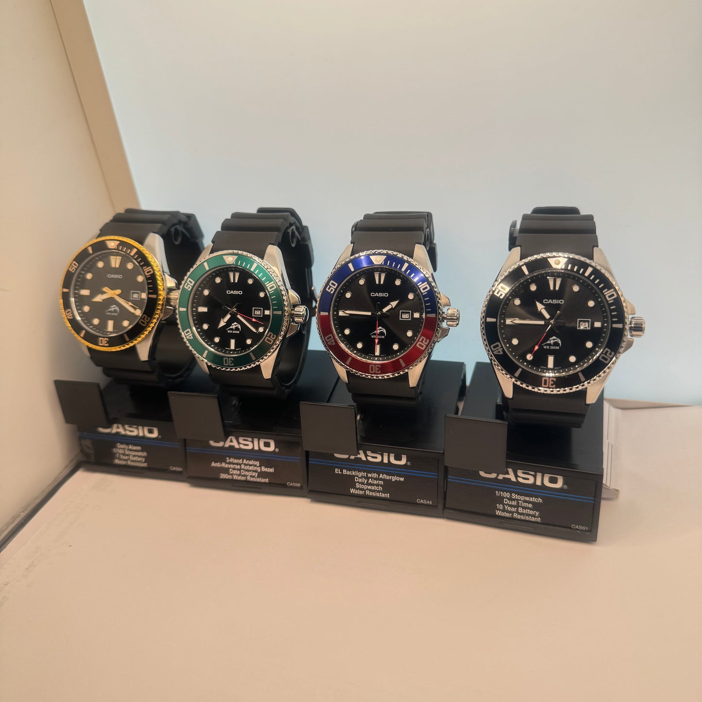 Introducing the Casio Watch for Men, a brand new item that boasts a sleek and stylish design. With a 40mm diameter, this watch is the perfect size for any man's wrist. The rubber band ensures maximum comfort, and it can fit wrists up to 9 inches long.

Wh