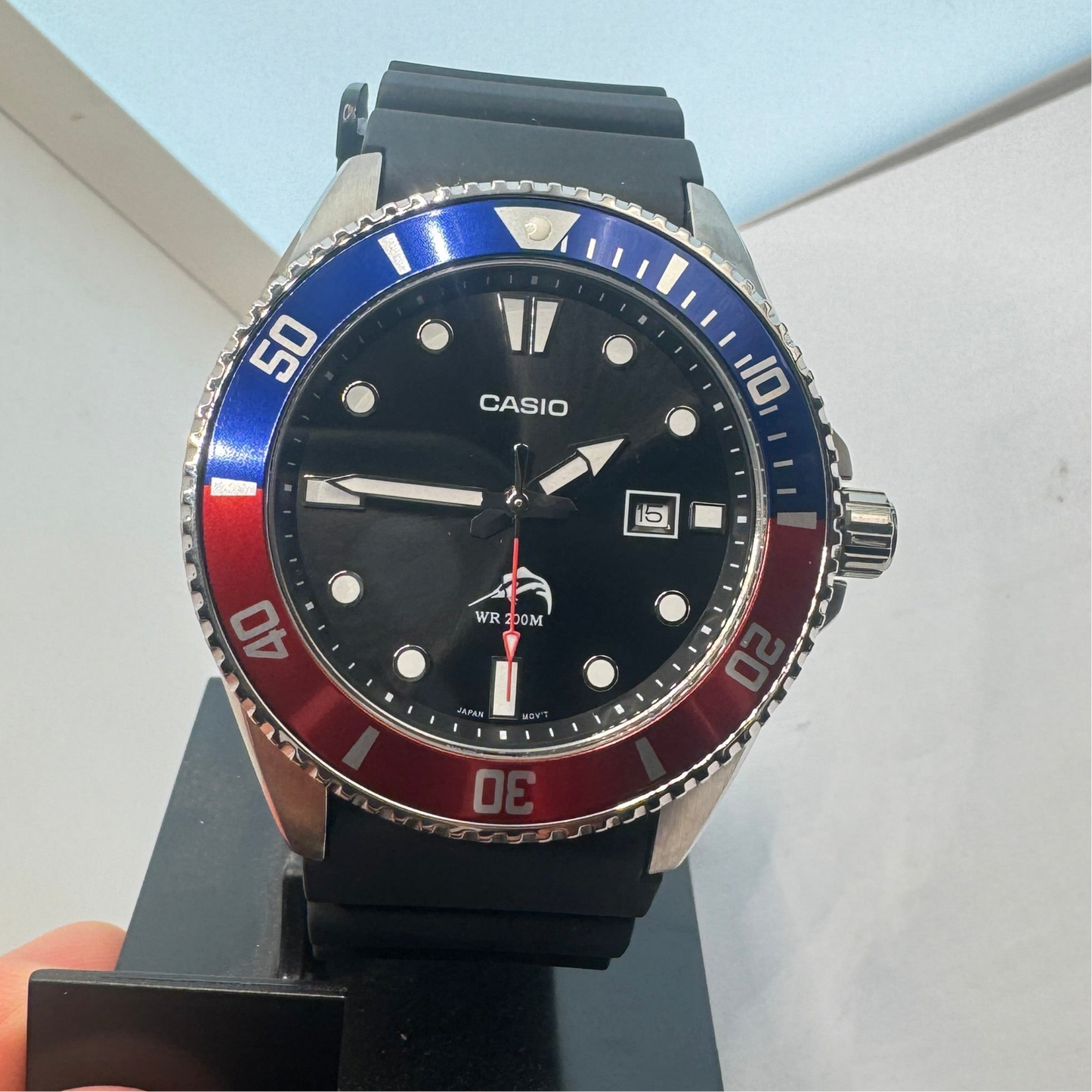 Introducing the Casio Watch for Men, a brand new item that boasts a sleek and stylish design. With a 40mm diameter, this watch is the perfect size for any man's wrist. The rubber band ensures maximum comfort, and it can fit wrists up to 9 inches long.

Wh