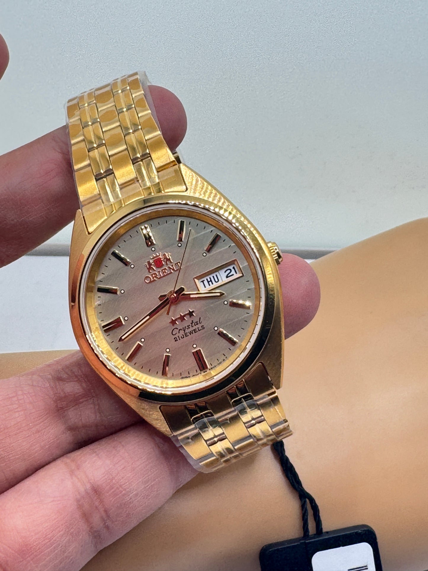 Orient Automatic Movement Watch in Goldtone Color ,37mm Diameter Stainless Steel New Item Fits  up to 8 inches LONG  Automatic Movement  Goldtone Color  Brand New Item